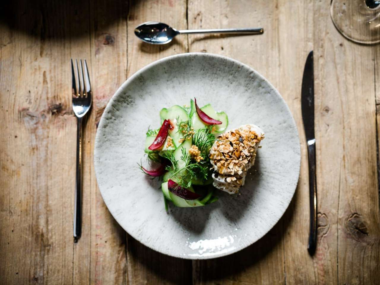 In Buttermilch pochierter Skrei mit Gurkensalat
