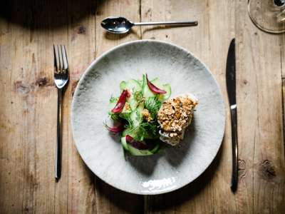 In Buttermilch pochierter Skrei mit Gurkensalat