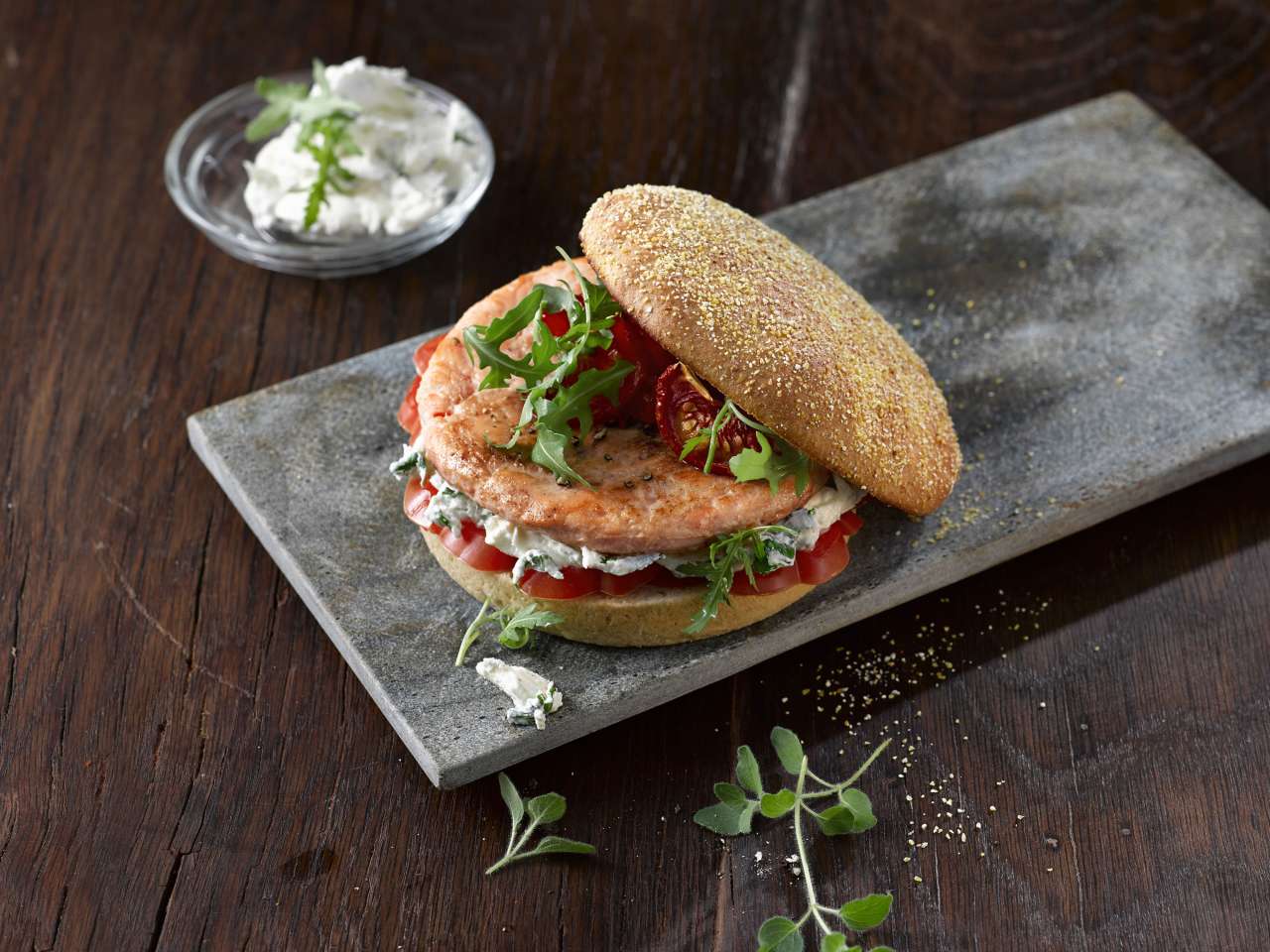 Lachs Burger "Mediterran"