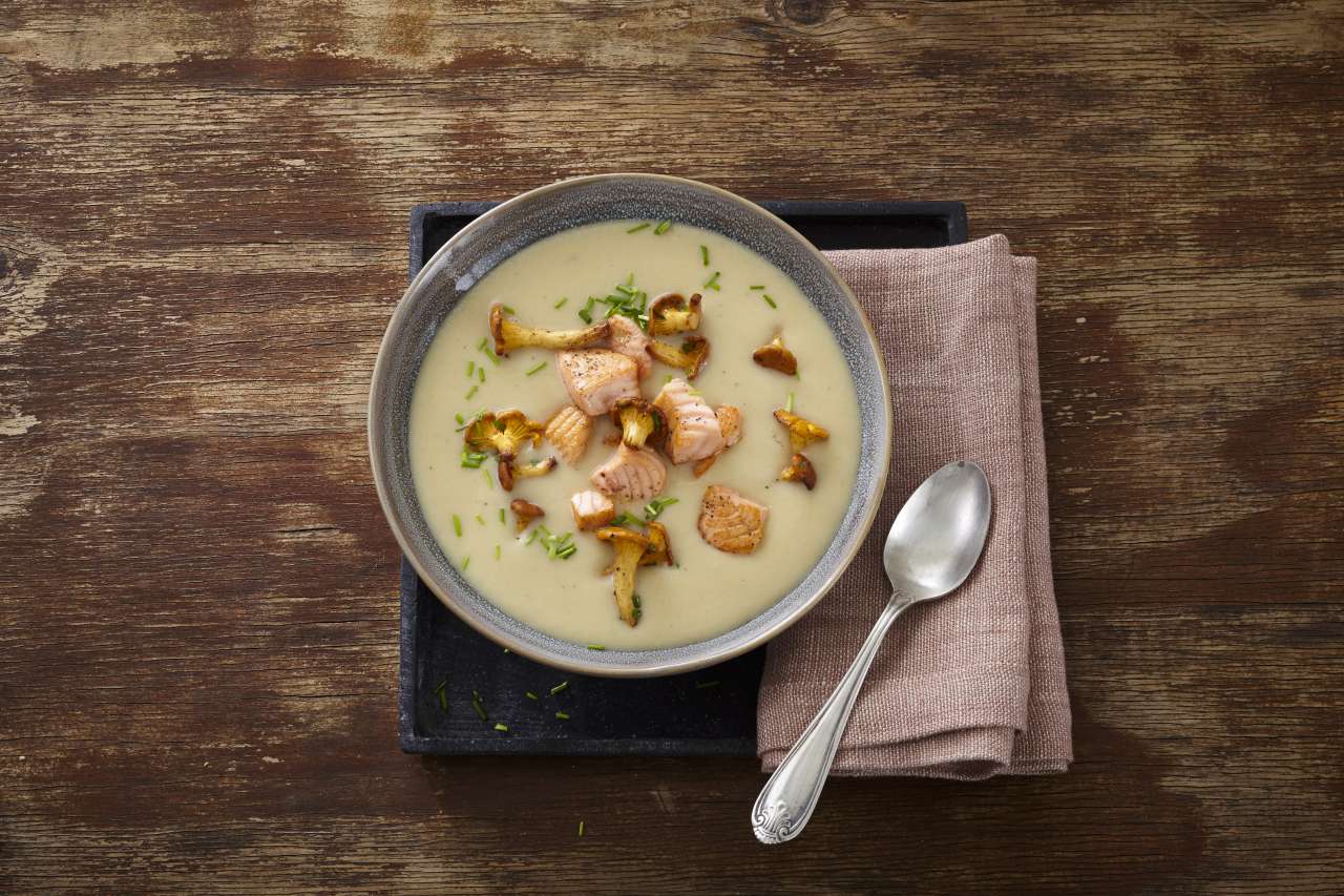 Kartoffelsuppe mit Lachs und Pilzen Kartoffelsuppe mit Lachs und Pilzen