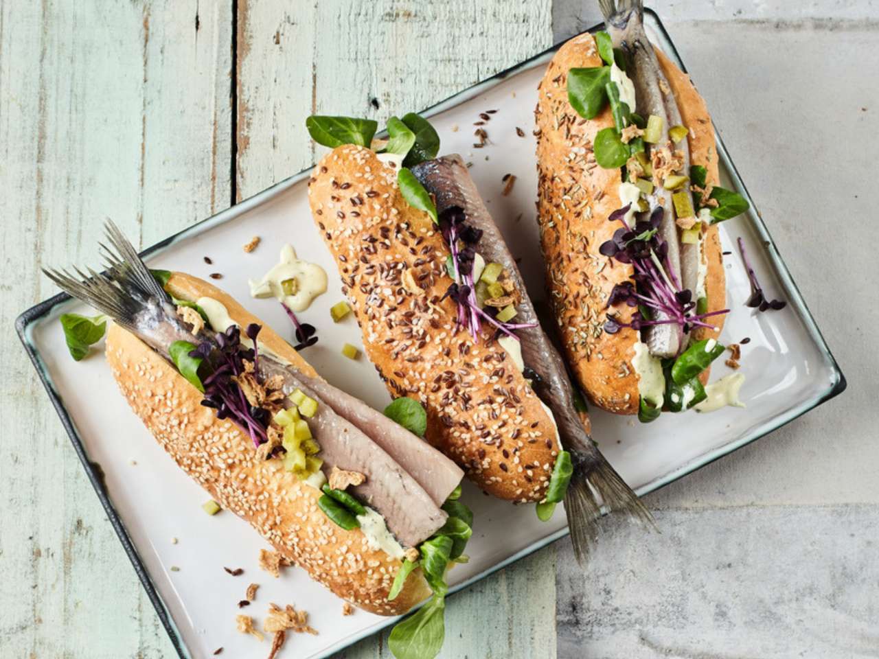 Matjes-Hotdog mit Röstzwiebeln