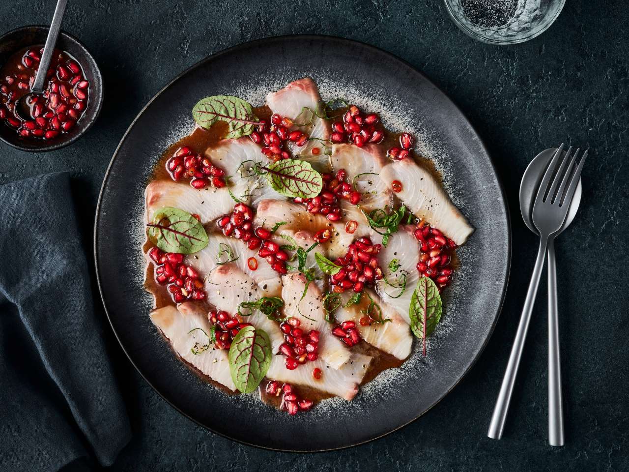 Gelbschwanzmakrelen-Crudo mit Granatapfel