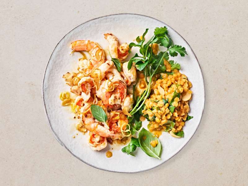 Garnelen mit Harissa-Linsen und frischen Kräutern