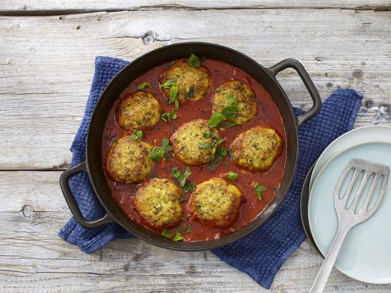 Fischfrikadellen in Tomatensauce geschmort