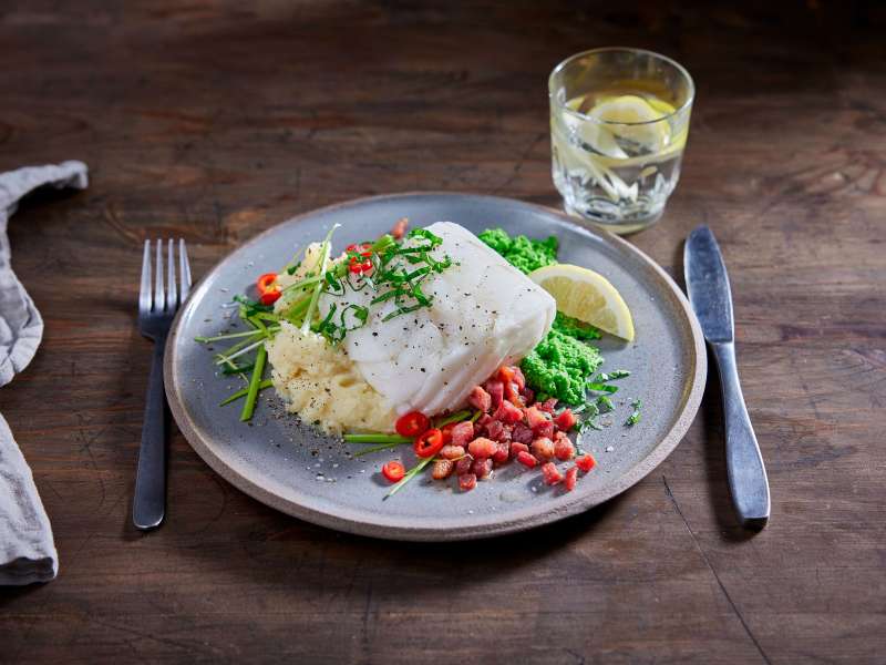 Rezept: Skrei auf Kartoffelpüree mit Erbsenpüree und Speck