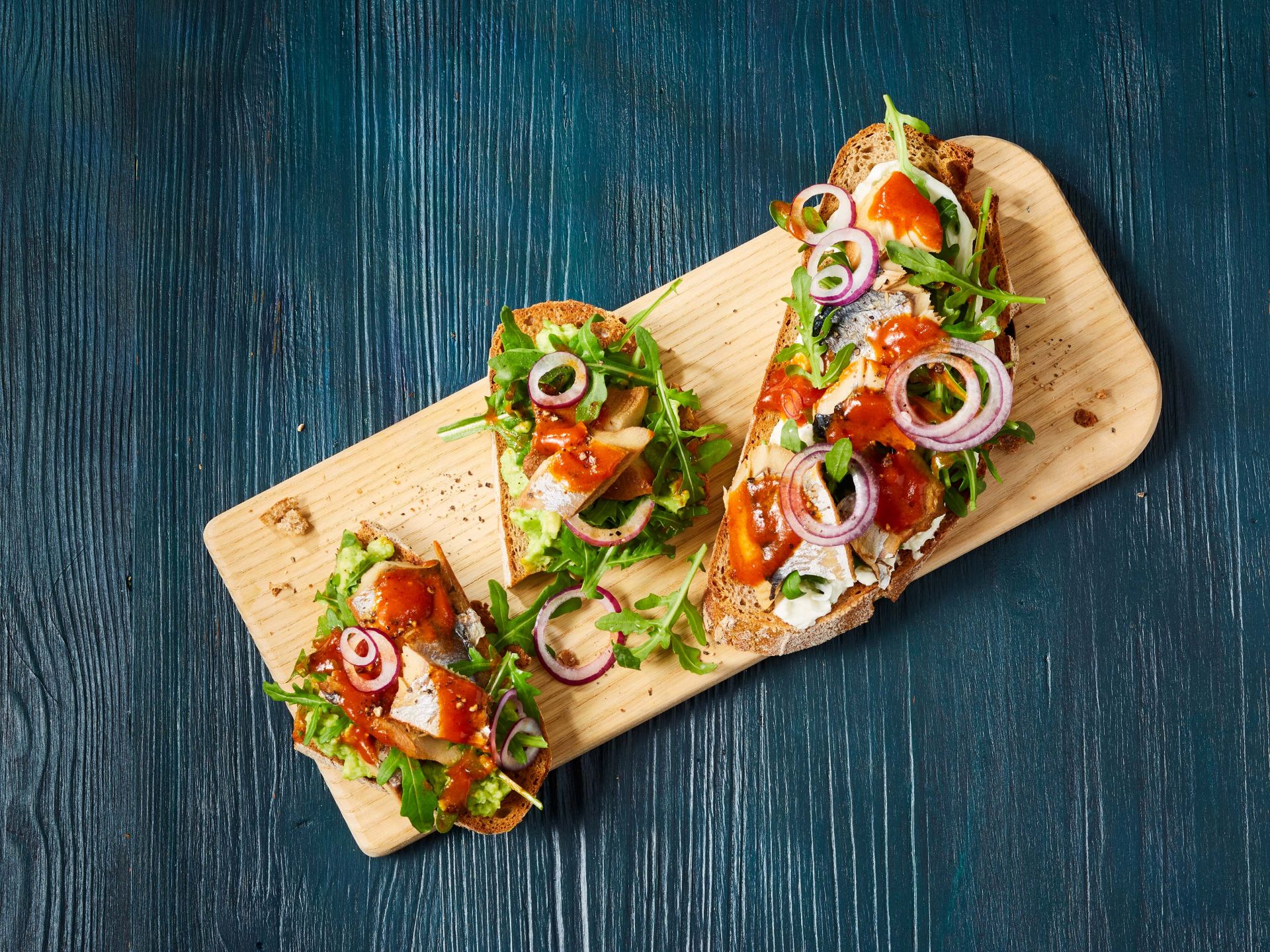 Heringsfilet auf mediterranem Bauernbrot