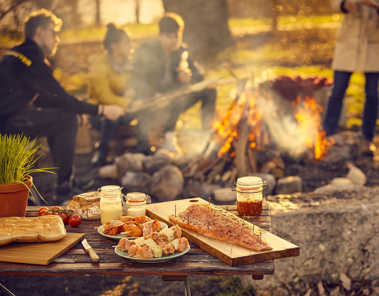 Fischgrillen am Lagerfeuer Fischgrillen am Lagerfeuer