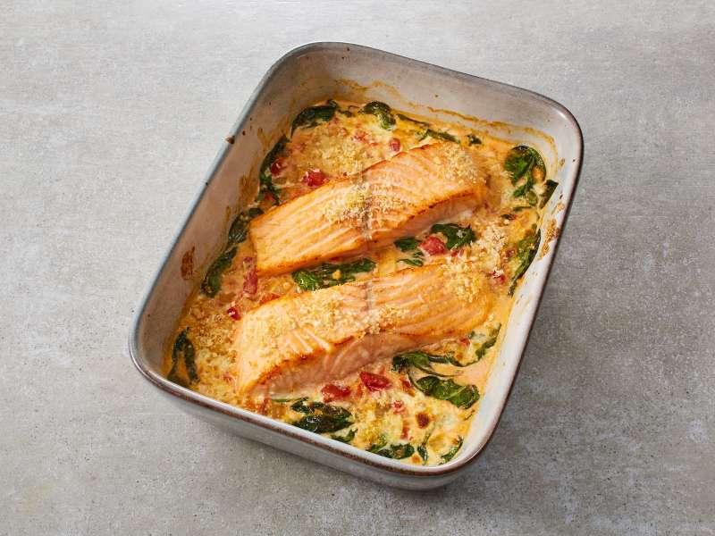 Lachsfilet in Tomaten-Sahnesauce