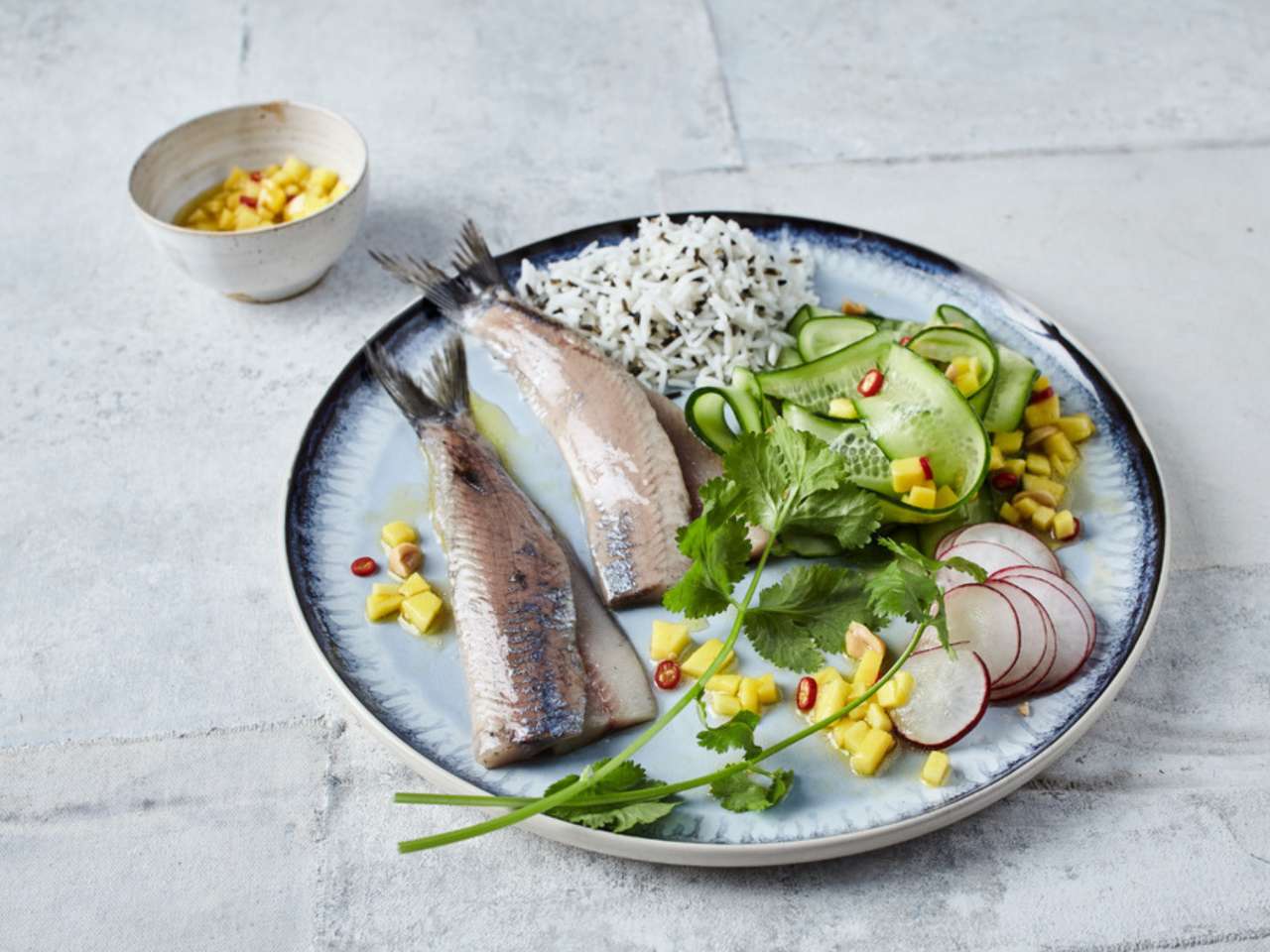 Rezept: Matjes mit Gurken-Wasabisalat & Mango-Chili-Dip Rezept: Matjes mit Gurken-Wasabisalat & Mango-Chili-Dip