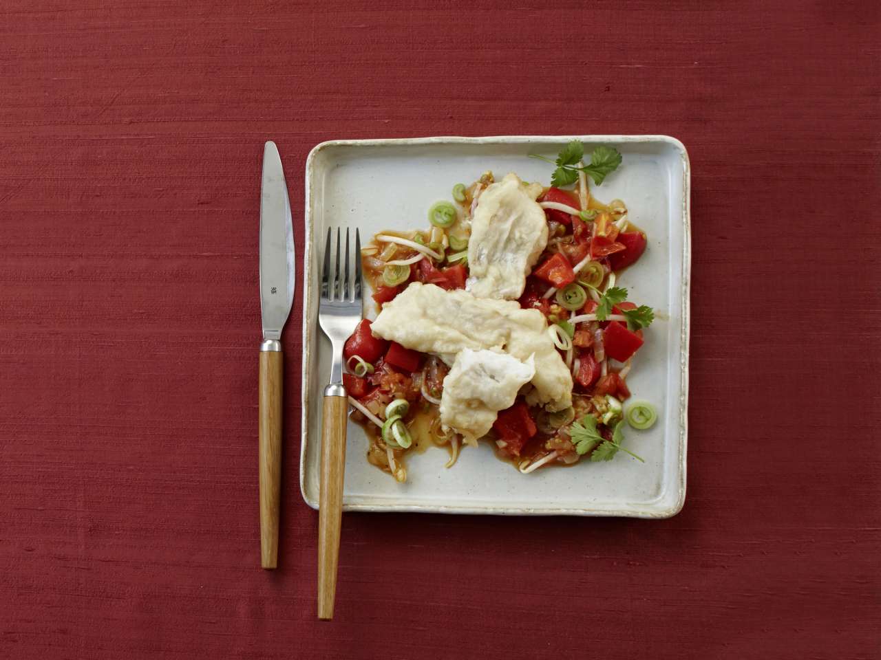 Fischtempura auf süss-sauerem Gemüse