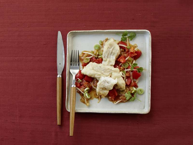 Fischtempura auf süss-sauerem Gemüse