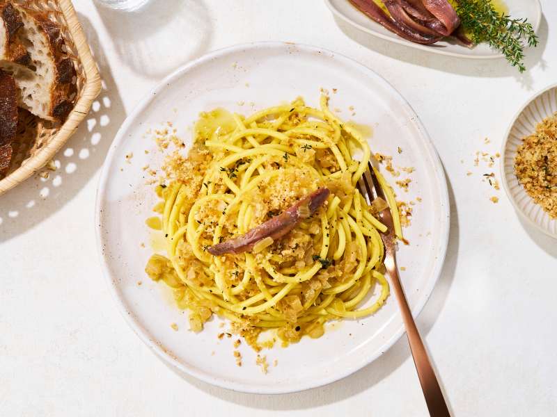 Pasta mit Sardellen und Thymianbröseln