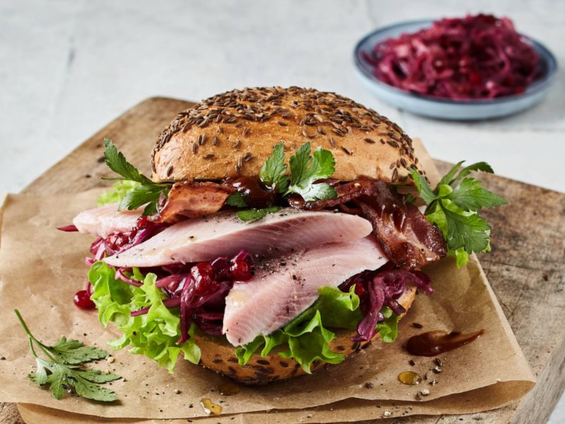 Matjesbrötchen mit Bacon und Chutney Matjesbrötchen mit Bacon und Chutney