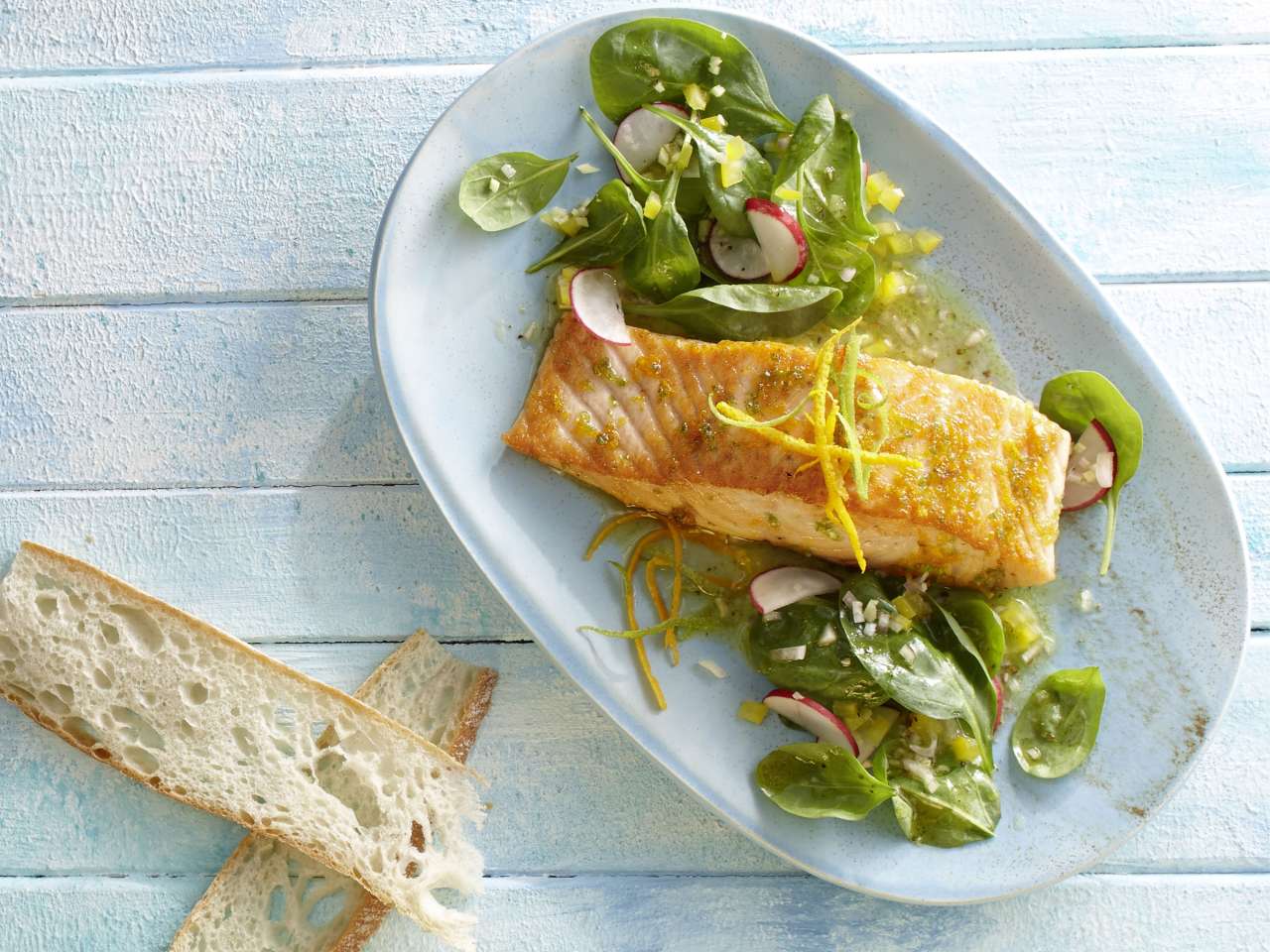 Zitruslachs auf Spinatsalat mit Ingwer