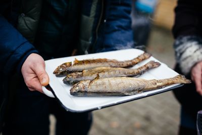 Grillfisch aus dem Rauch