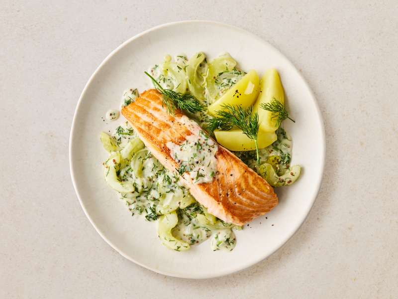 Gebratenes Lachsfilet mit cremigen Dill-Senf-Gurken