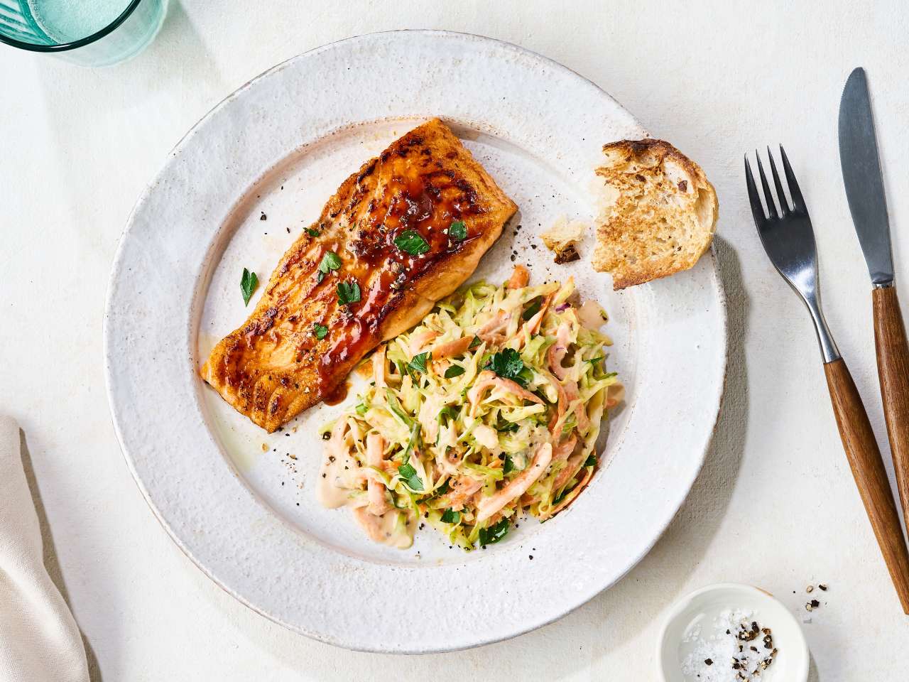 BBQ-Lachs mit selbstgemachtem Coleslaw